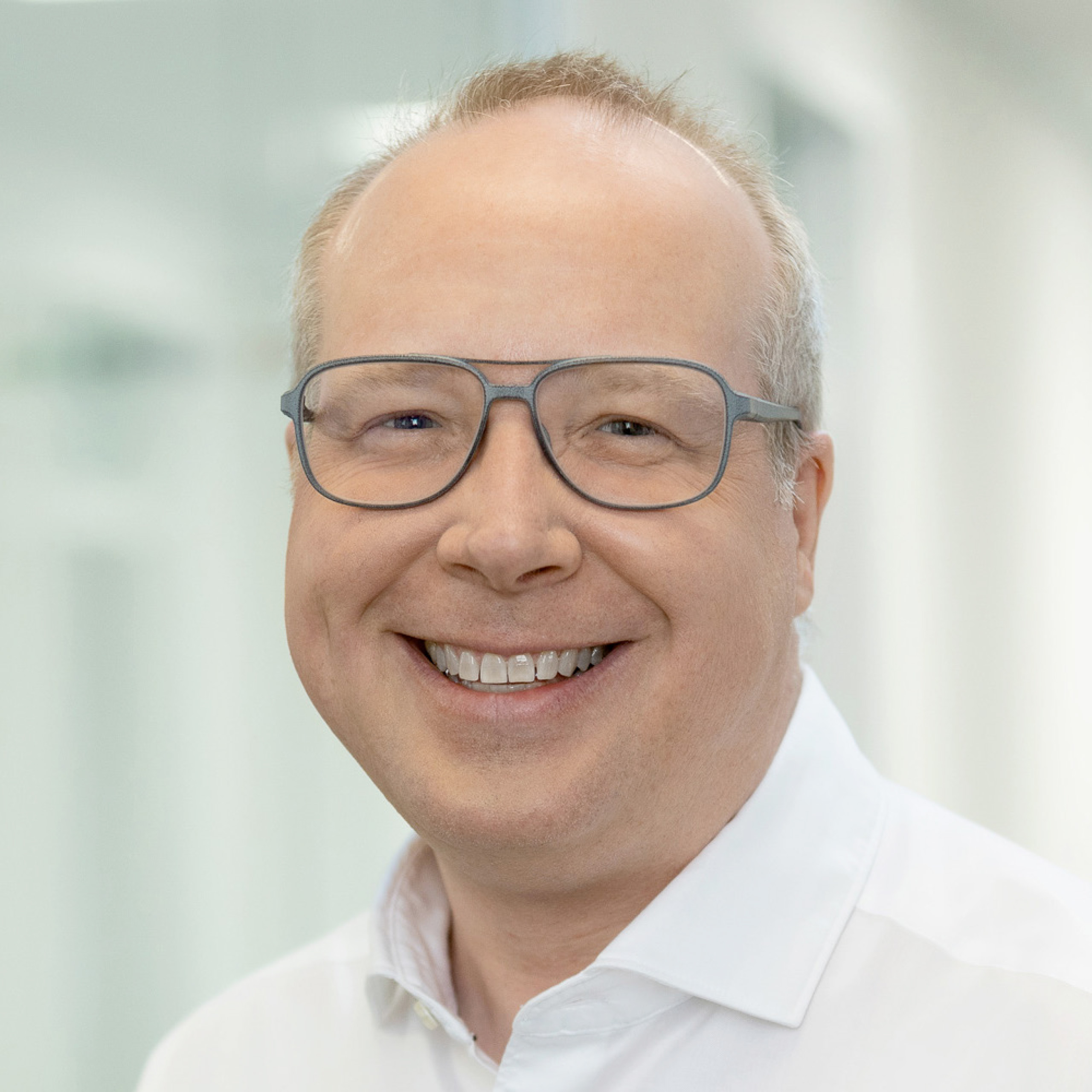 Portraitaufnahme Fabian Girolstein, Geschäftsführer der EMC electro mechanical components GmbH